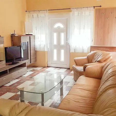 Six Bedroom Holiday In Apartment