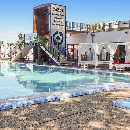 Six Bedroom Holiday In *